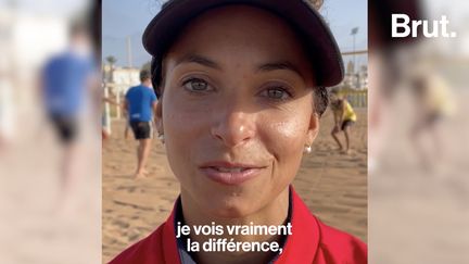 “Quand moi, j'étais jeune, au Maroc, le beach-volley, ça n'existait pas vraiment. Il n'y avait pas de clubs, il n'y avait rien.” Brut a suivi Nora Darrhar, championne de beach-volley et membre de l'équipe nationale, lors d’un de ses entraînements sur les plages de Rabat. (BRUT / FRANCEINFO)