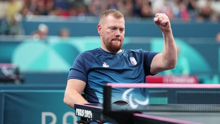 Le parapongiste français Fabien Lamirault serre le poing lors d'un match de doubles MD4 des Jeux paralympiques de Paris, le 30 août 2024 (BOUKLA FABIEN / AFP)