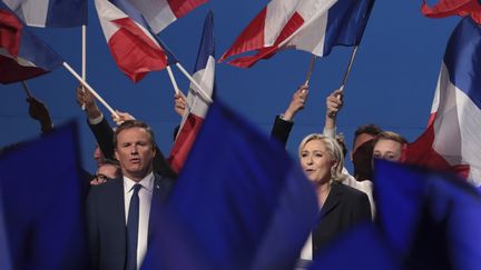 Le président de Debout la France, Nicolas Dupont-Aignan, et la candidate du Front national, Marine Le Pen, en meeting au parc des expositions de Villepinte (Seine-Saint-Denis), le lundi 1er mai 2017. (JOEL SAGET / AFP)