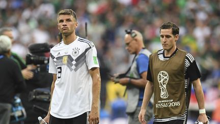 Les joueurs allemands Thomas Müller et Sebastian Rudy après la défaite 1-0 contre le Mexique lors de la Coupe du monde, à Moscou, le 17 juin 2018. (PATRIK STOLLARZ / AFP)