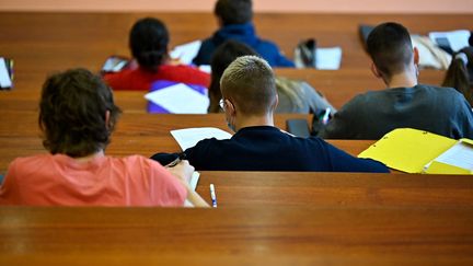 Des étuidants suivent un cours dans une université. Photo d'illustration. (DAMIEN MEYER / AFP)