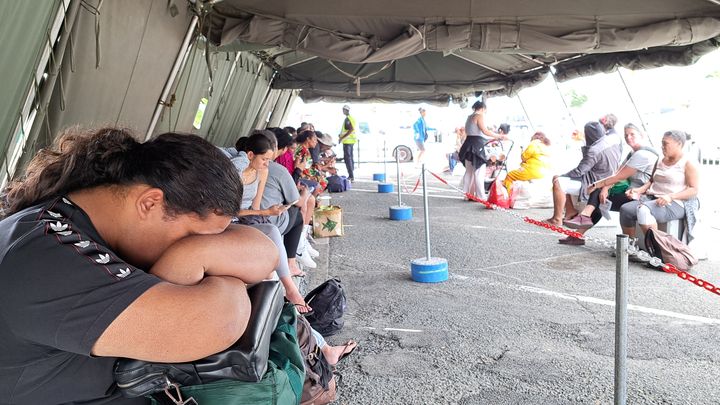 Des habitants de Nouvelle-Calédonie dans la file d'attente pour prendre la navette maritime entre Nouméa et Le Mont-Dore, car la seule route est fermée. (BENJAMIN ILLY / FRANCEINFO / RADIO FRANCE)