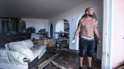 Un habitant de Saint-Martin dans son domicile ravagé par l'ouragan Irma, le 7 septembre 2017. (LIONEL CHAMOISEAU / AFP)