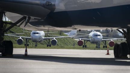 Des avions cloués au sol le 24 mars 2020 à l'aéroport de&nbsp;Roissy-Charles de Gaulle. (THOMAS SAMSON / AFP)