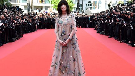 Isabelle Adjani lors de la montée des marches pour le film "Everybody Knows", le 8 mai 2018. Aérien et délicat
 (LOIC VENANCE / AFP)