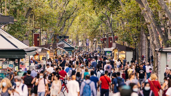 Changeons nos habitudes. Le nouveau tourisme permet d'éviter les foules à Venise ou Barcelone, et même à Paris.&nbsp;Ici, les touristes sur La Rambla de Barcelone. (Illustration) (ALEXANDER SPATARI / MOMENT RF / GETTY IMAGES)