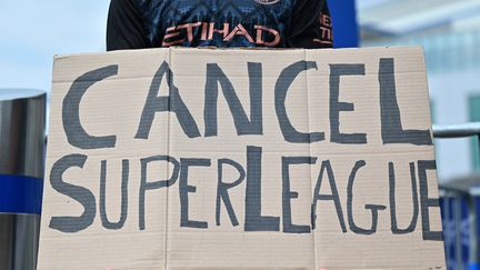 Un supporter de Manchester City appelle à l'annulation de la Super Ligue, le 20 avril 2021 devant Stamford Bridge, le stade de Chelsea (JUSTIN TALLIS / AFP)