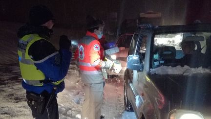 Des renforts de la Croix-Rouge interviennent, dans la nuit du 12 au 13 janvier 2021 sur l'A40, dans l'Ain, où des centaines d'automobilistes se sont retrouvés bloqués à cause de fortes chutes de neige. (Gendarmerie de l'Ain - EDSR)