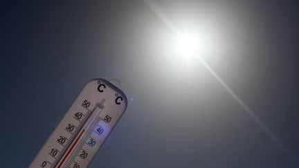 Image d'illustration montrant un thermomètre à Toulouse (Haute-Garonne), le 15 juin 2022. (ALAIN PITTON / NURPHOTO / AFP)