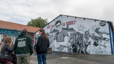 Des jeunes devant une fresque rendant hommage à Steve Maia Caniço, près du quai Wilson à Nantes, le 30 juillet 2019, au lendemain de la découverte du corps du jeune homme. (ESTELLE RUIZ / AFP)