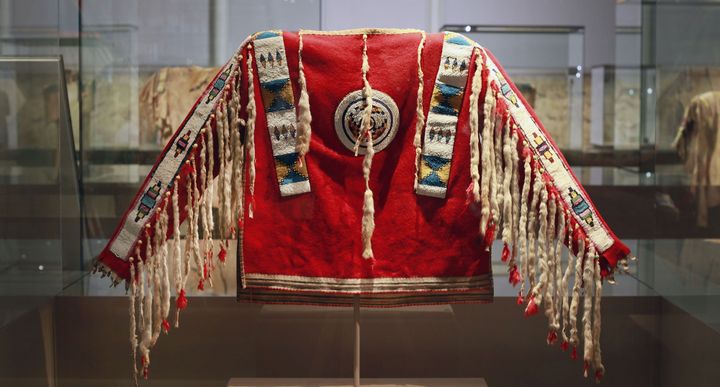 Veste réalisée par un artiste blackfeet vers 1880, étoffe de laine, perles de verre, peau tannée.
 (Julien de Fontenay / JDD / SIPA)