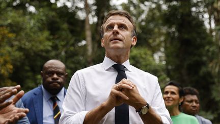 Emmanuel Macron visite la forêt du parc national de Varirata à Port Moresby en Papouasie-Nouvelle-Guinée, le 28 juillet 2023. (LUDOVIC MARIN / AFP)