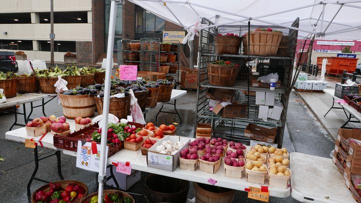 Un stand de producteur à l'extérieur des pavillons de l'Eastern Market. On y trouve de tout, et même des cours pour apprendre aux Américains à cuisiner eux-mêmes des produits frais. (EMMANUEL LANGLOIS / RADIO FRANCE / FRANCEINFO)