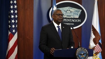 Le ministre américain de la Défense Lloyd Austin s'exprime&nbsp;lors d'une conférence de presse depuis le Pentagone, à Arlington, le 28 janvier 2022. (ALEX WONG / GETTY IMAGES NORTH AMERICA / AFP)