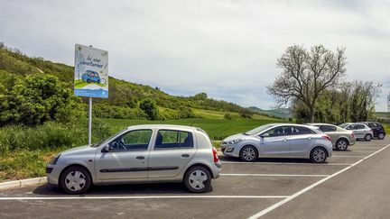 Une aire de covoiturage près de Clermont-Ferrand (Puy-de-Dôme), le 31 janvier 2018. (BERNARD JAUBERT / ONLY FRANCE / AFP)