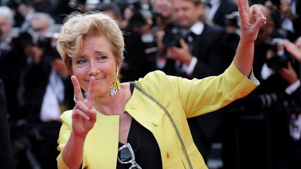 L'actrice britannique Emma Thompson fait le V de la victoire en arrivant sur le tapis rouge, alors qu'elle est à Cannes pour défendre "The Meyerowitz Stories" de Noah Baumbach, marquant le retour de la légende du cinéma américain Dustin Hoffman.
 (Valéry Hache / AFP)