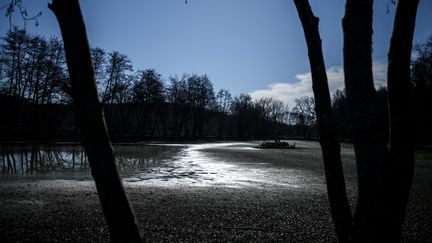 Le lac Fourcade, photographié le 14 février 2023 près de Saint-Nexans (Dordogne), à moitié vide. (PHILIPPE LOPEZ / AFP)