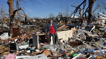 Un habitant de Mayfield (Kentucky, Etats-Unis) dans les décombres de sa maison, le 12 décembre 2021. (BRENDAN SMIALOWSKI / AFP)