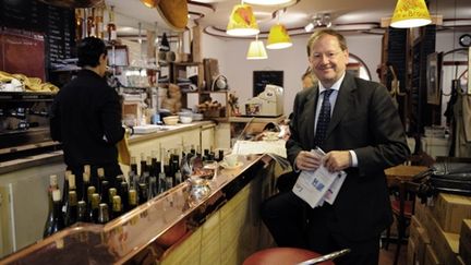 Hervé Novelli, dans un bar près des Champs-Elysées, avant une réunion du gouvernement, le 21/7/10 (AFP/Effenberg)