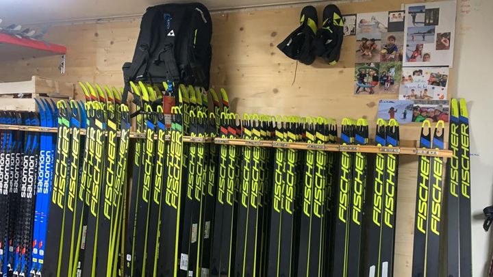 Les skis des fondeurs français, marqués par des étiquettes selon leurs caractéristiques face au froid.&nbsp; (GDN)