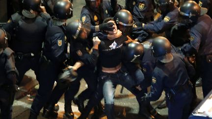 Un manifestant est entour&eacute; par des policiers anti-&eacute;meutes &agrave; Madrid (Espagne), le 25 septembre 2012. (SERGIO PEREZ / REUTERS)