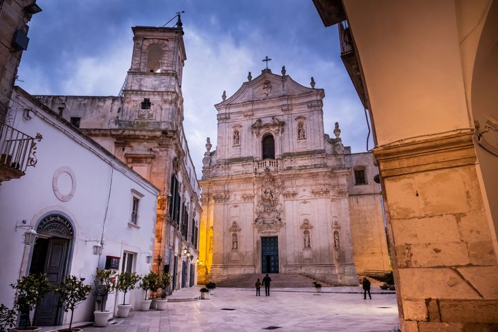 La facciata della basilica Saint Martin du XVIIIe siècle, l'ancien palais ducal et la Tour de l'Horloge, à Martina Franca dans les Pouilles en Italie.  (Moment RF / Getty Images)