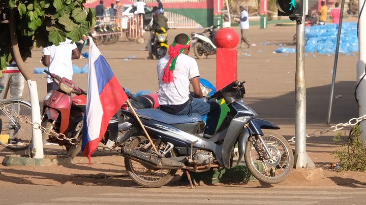 Sur une moto, à Ouagadougou (Burkina Faso), son propriétaire a déposé un drapeau russe. (Nathanaël Charbonnier / Radio France)