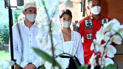 Alina Fazleeva (centre) et son mari&nbsp;Andréï Fazleev, avant une conférence de presse à Denpasar, sur l'île indonésienne de Bali, le 6 mai 2022. (SONNY TUMBELAKA / AFP)