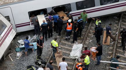 Intervention des secours apr&egrave;s le d&eacute;raillement d'un train &agrave; grande vitesse pr&egrave;s de Saint-Jacques-de-Compostelle (Espagne) le 24 juillet 2013.&nbsp; (LAVANDEIRA JR / EFE / SIPA)