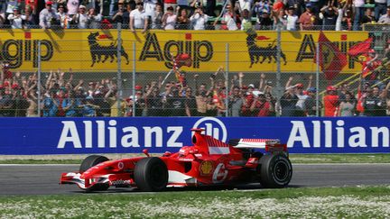 Michael Schumacher, vainqueur du Grand Prix d'Imola, le 23 avril 2006. (DAMIEN MEYER / AFP)