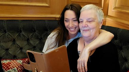 Franceinfo a réuni Laura Smet, fille de Johnny Hallyday, et l'une des plus grandes fans du rockeur français, Nelly. (BENJAMIN ILLY / RADIO FRANCE)