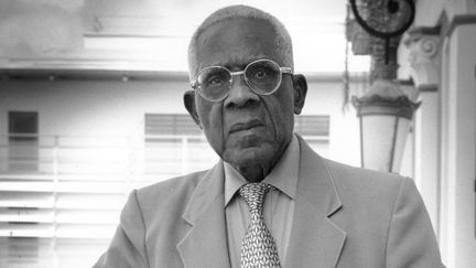 Aimé Césaire, posant en 2003 dans la mairie de Fort de France 
 (SILVER SIMPHOR / AFP)