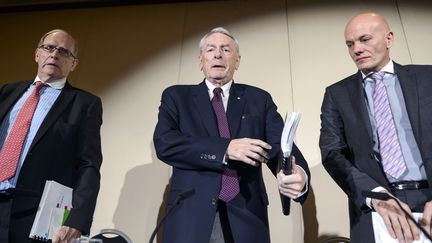 

L'enquêteur Richard McLaren, l'ex-président de l'Agence mondiale antidopage&nbsp;Richard W. Pound, et le dirigeant de la section cybercriminalité de la police allemande Guenter Younger, le 9 novembre 2015 à Genève.






 (FABRICE COFFRINI / AFP)