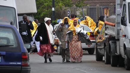 Des personnes &eacute;vacu&eacute;es d'un lieu de culte &eacute;vang&eacute;lique apr&egrave;s l'accident le 8 avril 2012, &agrave; Stains (Seine-Saint-Denis). (ZAER BELKALAI / CITIZENSIDE / AFP)