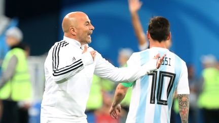 Lionel Messi et Jorge Sampaoli, le 26 juin 2018, lors du match entre l'Argentine et le Nigeria, à&nbsp;Saint-Pétersbourg, en Russie. (CEZARO DE LUCA / DPA / AFP)