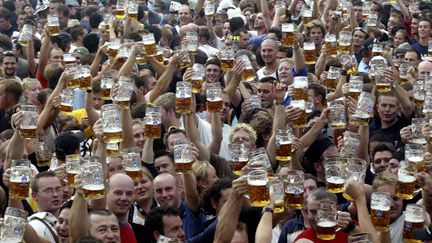 Des festivaliers pendant l'Oktoberfest, &agrave; Munich, en Allemagne, le 20 septembre 2003.&nbsp; (MICHAEL DALDER / REUTERS)