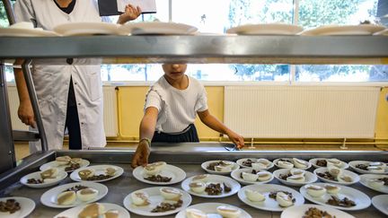 Des plats dans une cantine scolaire. Image d'illustration. (STEPHANE LARTIGUE / MAXPPP)