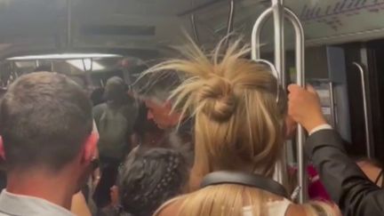 Dans la soirée du mercredi 14 juin, des passagers de la ligne 4 du métro parisien sont restés bloqués près de deux heures dans une chaleur suffocante, entre deux stations. Un incident qualifié de tout à fait exceptionnel par la RATP, qui a présenté ses excuses et ouvert une enquête interne. (France 2)