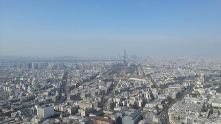 Un l&eacute;ger nuage de pollution dans le ciel de Paris, le 8 avril 2015. (YANN THOMPSON / FRANCETV INFO)