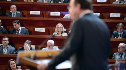 Fran&ccedil;ois Hollande &agrave; la tribune du si&egrave;ge du Conseil &eacute;conomique, social et environnemental &agrave; Paris, pour la conf&eacute;rence sociale&nbsp;lundi 9 juillet 2012. (MARTIN BUREAU / AFP)