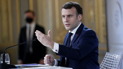 Le président de la République Emmanuel Macron lors d'une&nbsp;visio-conférence avec les leaders du G5 Sahel, mardi 16 février 2021 à l'Elysée. (FRANCOIS MORI / AFP)