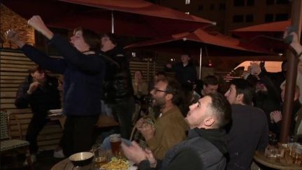 Dans les bars français, la victoire de l'équipe de France de football face à l'Australie, mardi 22 novembre, dans le cadre de la Coupe du monde, a été célébrée. (FRANCE 2)