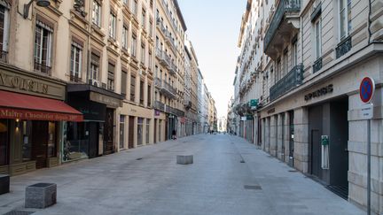 Un rue piétonne déserte en raison du confinement pour lutter contre le coronavirus, le 6 avril 2020 à Lyon. (SEBASTIEN RIEUSSEC / HANS LUCAS / AFP)