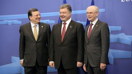 Le pr&eacute;sident de la Commission europ&eacute;enne, Jos&eacute; Manuel Barroso, le pr&eacute;sident ukrainien, Petro Porochenko, et le pr&eacute;sident du Conseil europ&eacute;en, Herman Van Rompuy, &agrave; Bruxelles, le 27 juin 2014. (THIERRY CHARLIER / AFP)