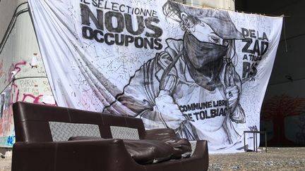 Une banderole dans la cour de la faculté de Tolbiac occupée, le 18 avril 2018, à Paris. (BENOIT ZAGDOUN / FRANCEINFO)