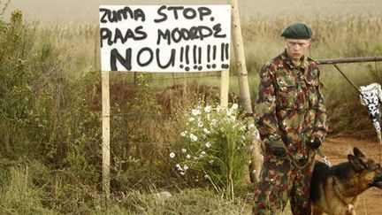 Un agent de sécurité en faction devant l'entrée d'une ferme à Ventersdorp, le 9 avril 2010. On peut lire sur le panneau: «Zuma, arrêtes le meurtre des fermiers». (Photo Reuters/Siphiwe Sibeko)