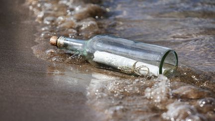 Une bouteille à la mer (illustration), le 8 avril 2016. (HANS BARTEN / GETTY IMAGES)