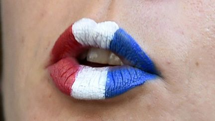 Traditionnel, les l&egrave;vres d&eacute;cor&eacute;es aux couleurs de son &eacute;quipe ? Efficace, n&eacute;ammoins, comme le prouve cette supportrice fran&ccedil;aise lors de France-Suisse du 20 juin.&nbsp; (YANG LEI / CHINE NOUVELLE / SIPA)