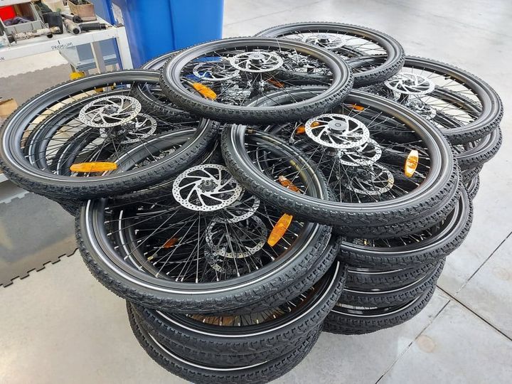 Des roues prêtes à être assemblées chez Incycles. (JULIE PIETRI / RADIO FRANCE)