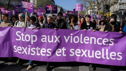 Une banderole lors d'une manifestation contre les violences faites aux femmes, le 8 mars 2022 à Paris (JULIEN MATTIA / LE PICTORIUM / MAXPPP)